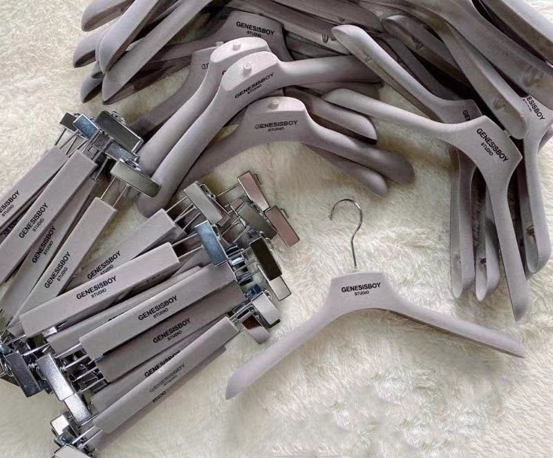 grey velvet hangers 01